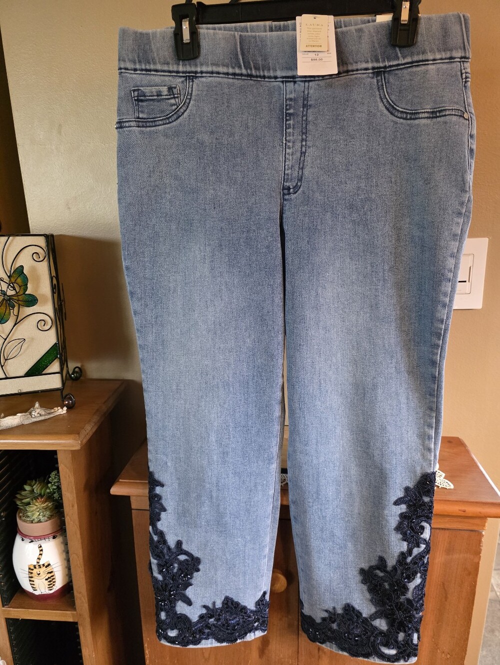 🆕️ Light Blue Women’s Embroidered Sequin Hem Pull-On Cropped Jeans Size 12